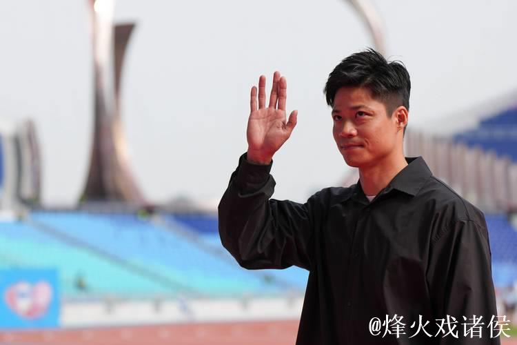 苏炳添现身广东奥体中心为残疾人运动员颁奖