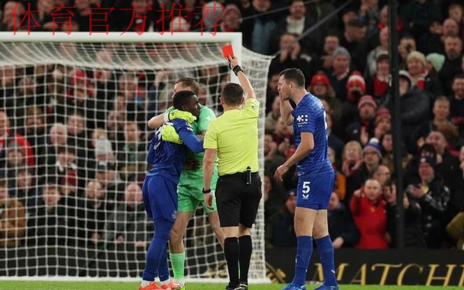 活久见！英超17年后再现赛中内讧互殴 36岁名将暴走+掌掴队友染红